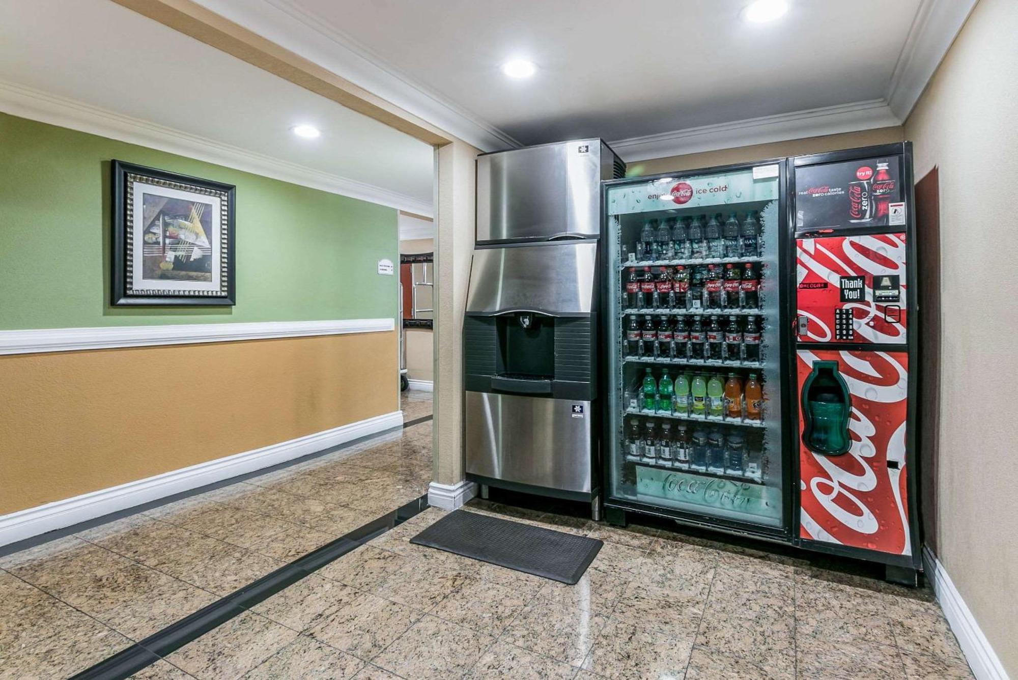 Quality Inn & Suites Atlanta Airport South College Park Buitenkant foto